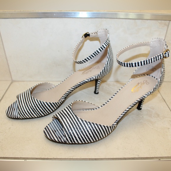 Seychelles high heel sandals (women’s 9) - Picture 3 of 11